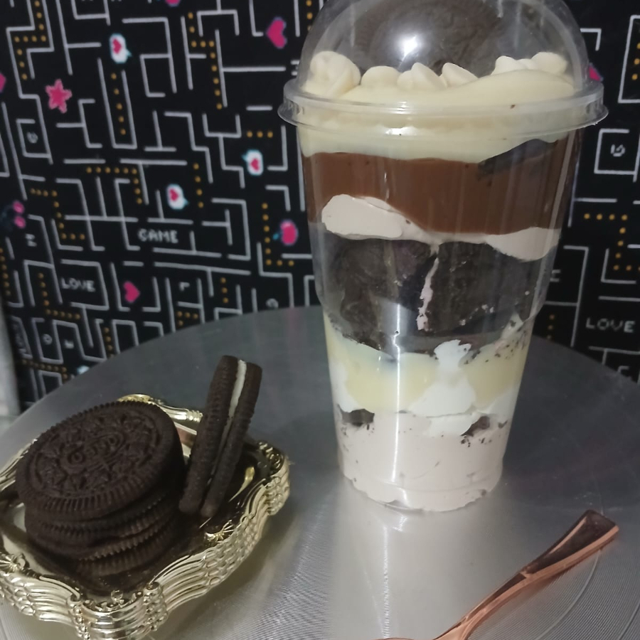 Uma delícia irresistível em camadas! Pedaços crocantes de Oreo mergulhados em creme de Ninho, creme de chocolate 50% e finalizados com chantilly levemente saborizado. Uma combinação perfeita entre o doce e o intenso