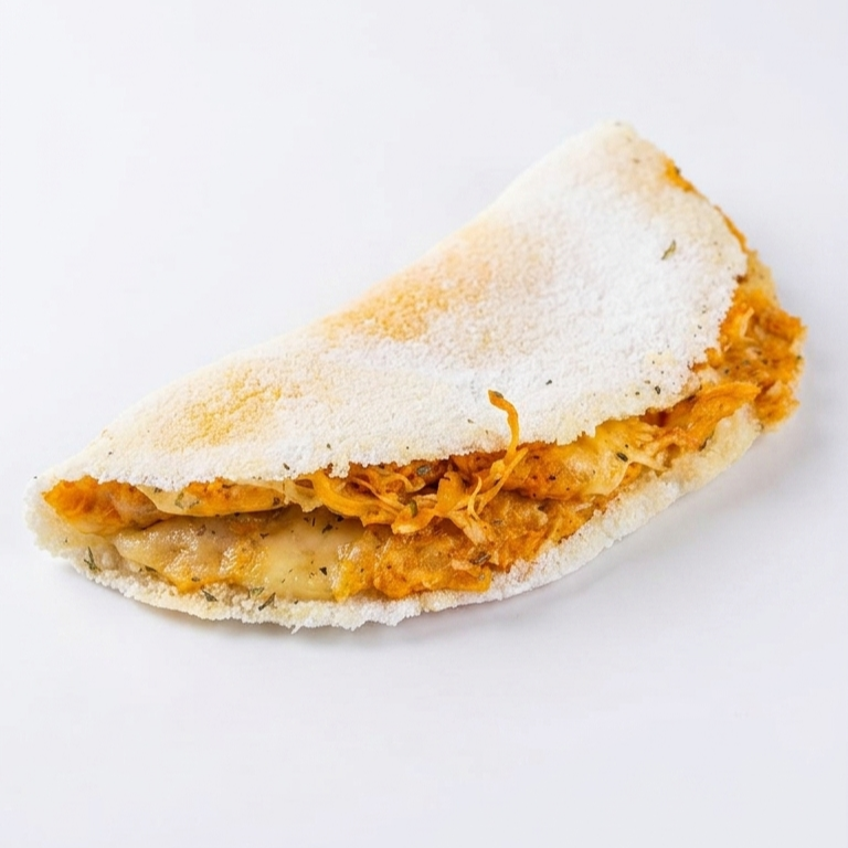 Tapioca recheada com frango desfiado bem temperado e cream cheese cremoso, criando a combinação perfeita entre sabor e leveza. Preparada na hora, quentinha e irresistível.