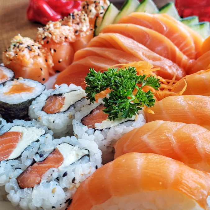 8 sashimi de salmão, 8 uramaki salmão filadélfia, 4 joe, 8 hossomaki de salmão, 16 hot salmão filadélfia