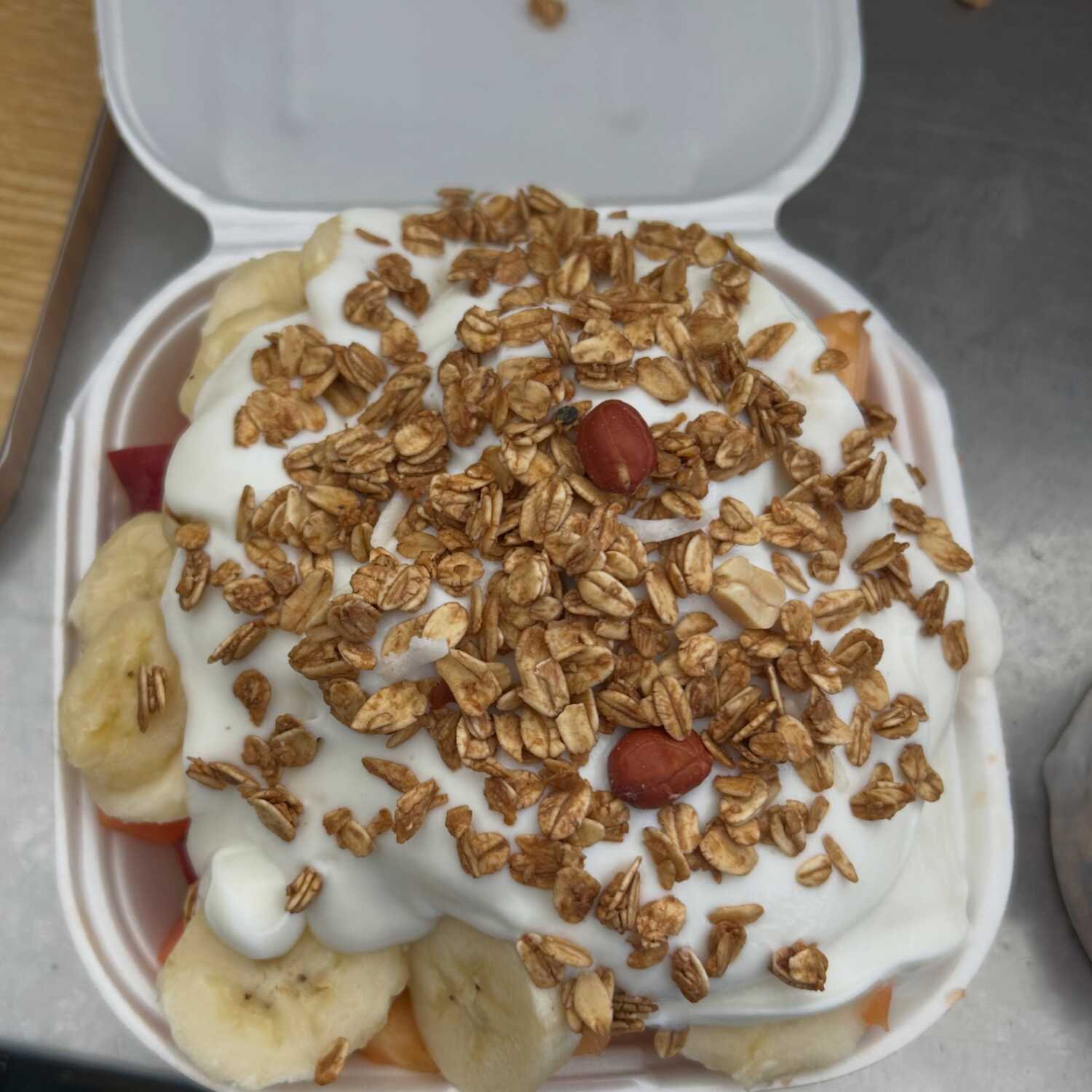 Fruta con yogurt y granola
