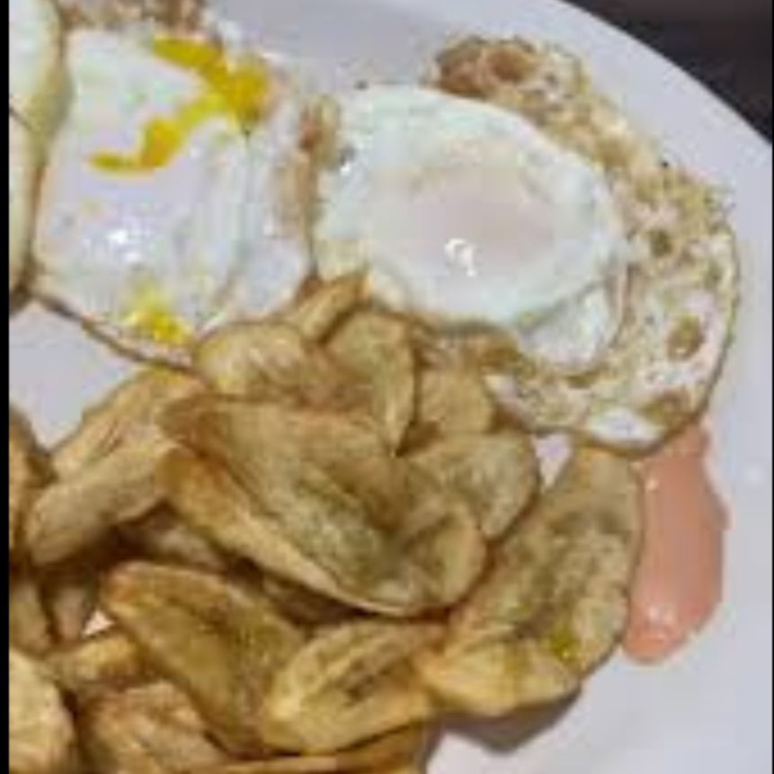 Tajadas con Huevo Frito + Gaseosa