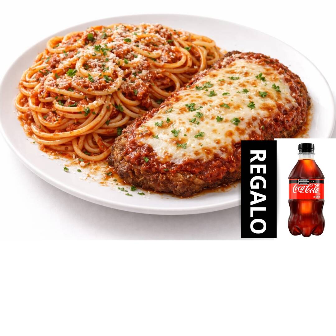 Espaguetis con salsa roja y pollo a la parmesana