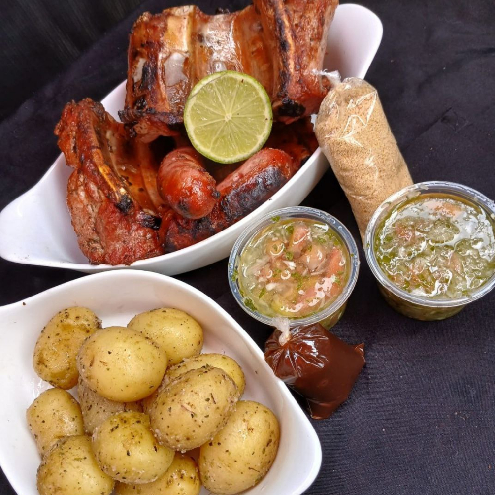 ACOMPANHA BATATA CALABRESA, FAROFA, BARBECUE E VINAGRETE.