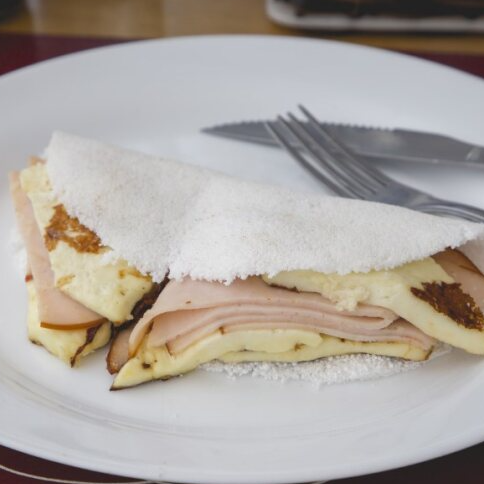 Tapioca recheada com peito de peru saboroso e queijo branco cremoso, perfeita para um lanche nutritivo e delicioso a qualquer hora do Dia.