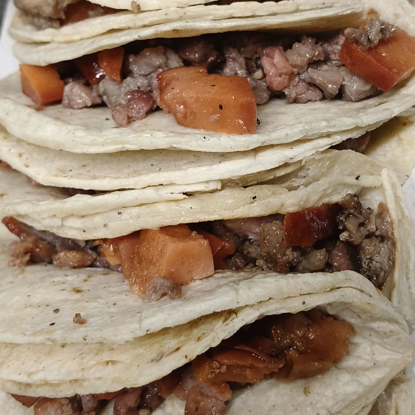 Tacos de asada con salchicha mixto