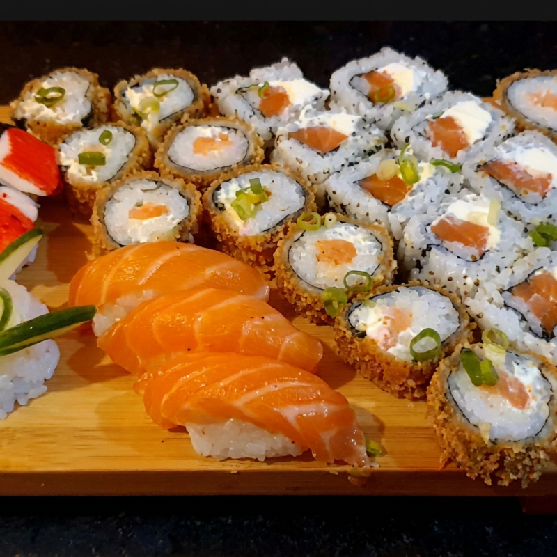 10 carioca salmão 10 uramaki kani 5 hosomak 5 nigiri salmão