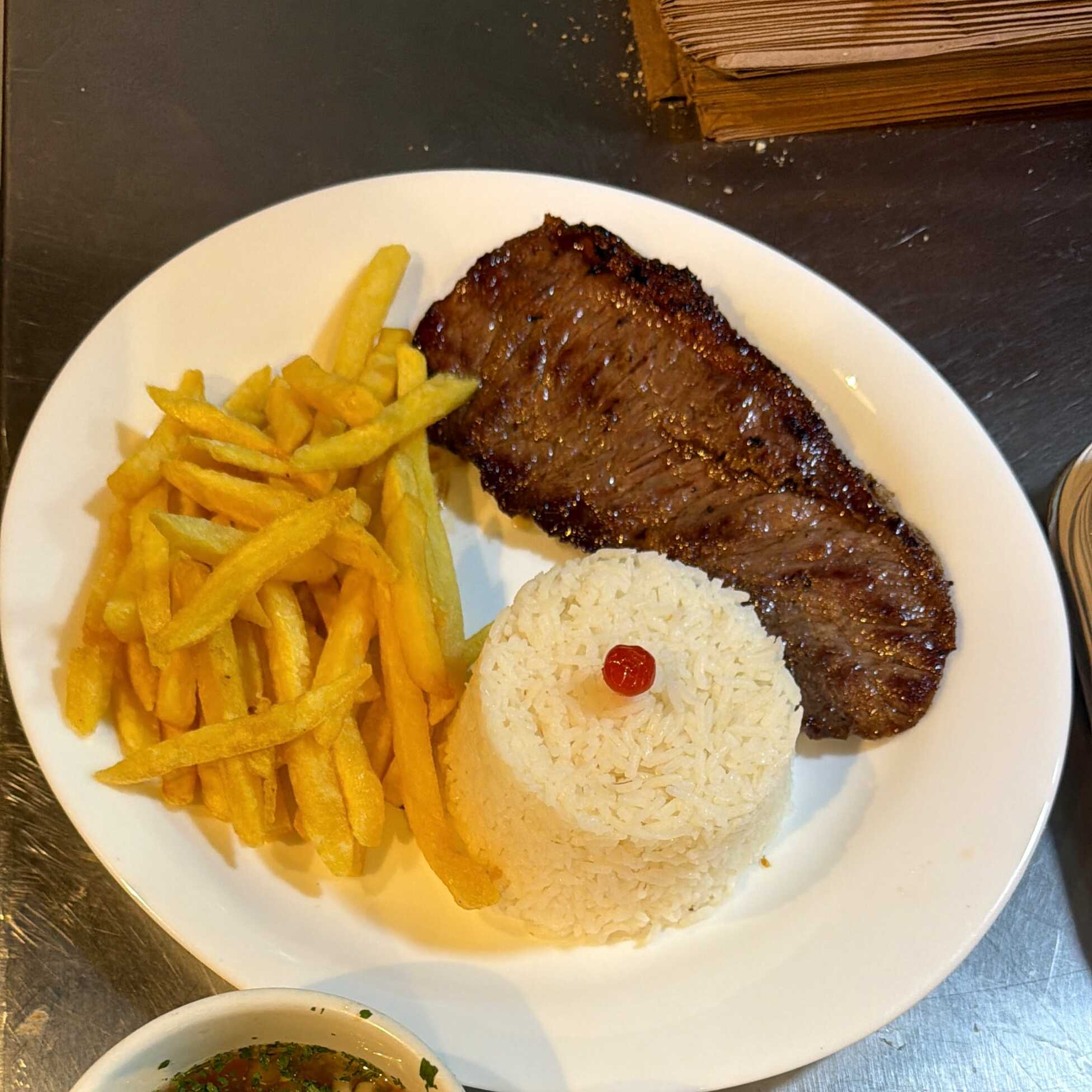 Picanha grelhada, acompanha farofa de ovos, arroz branco e vinagrete