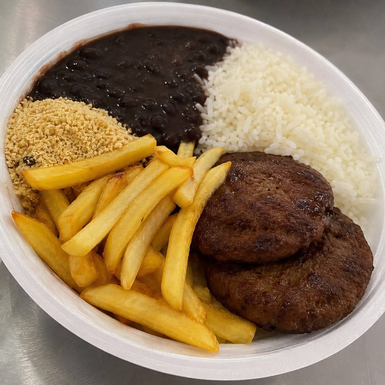 Acompanha Arroz , Feijao e Farofa .