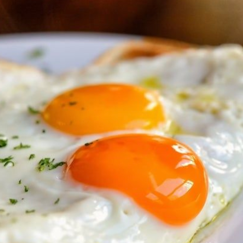 Huevos Fritos con Arepa Quesuda