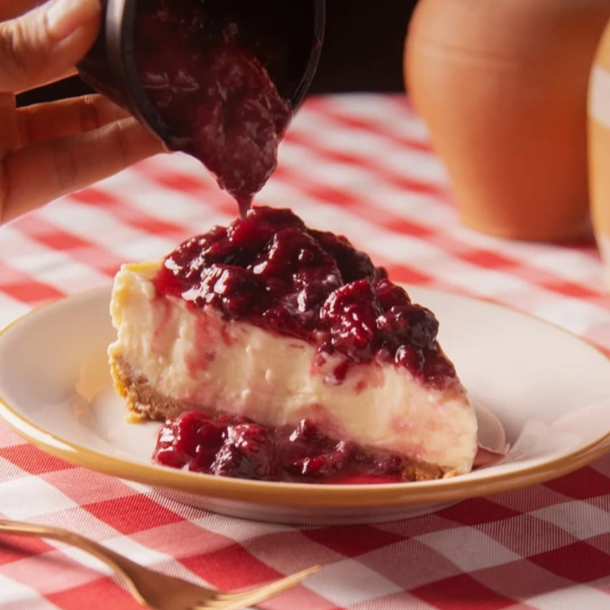 Massa Suculenta de biscoito amanteigado , recheio irresistível a base de cream cheese e geleia de frutas vermelhas com toque diferenciado