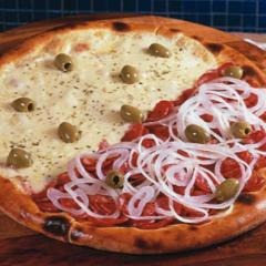 Maravilhosa Pizza com massa fina, molho artesanal de tomates frescos 1/2,calabresa Fatiada cebola em fatias, finalizada com orégano, e azeitonas sem caroço
1/2 mussarela com molhoartesanal de tomates frescos Mussarella derretida finalizada com orégano, e azeitonas sem caroço.