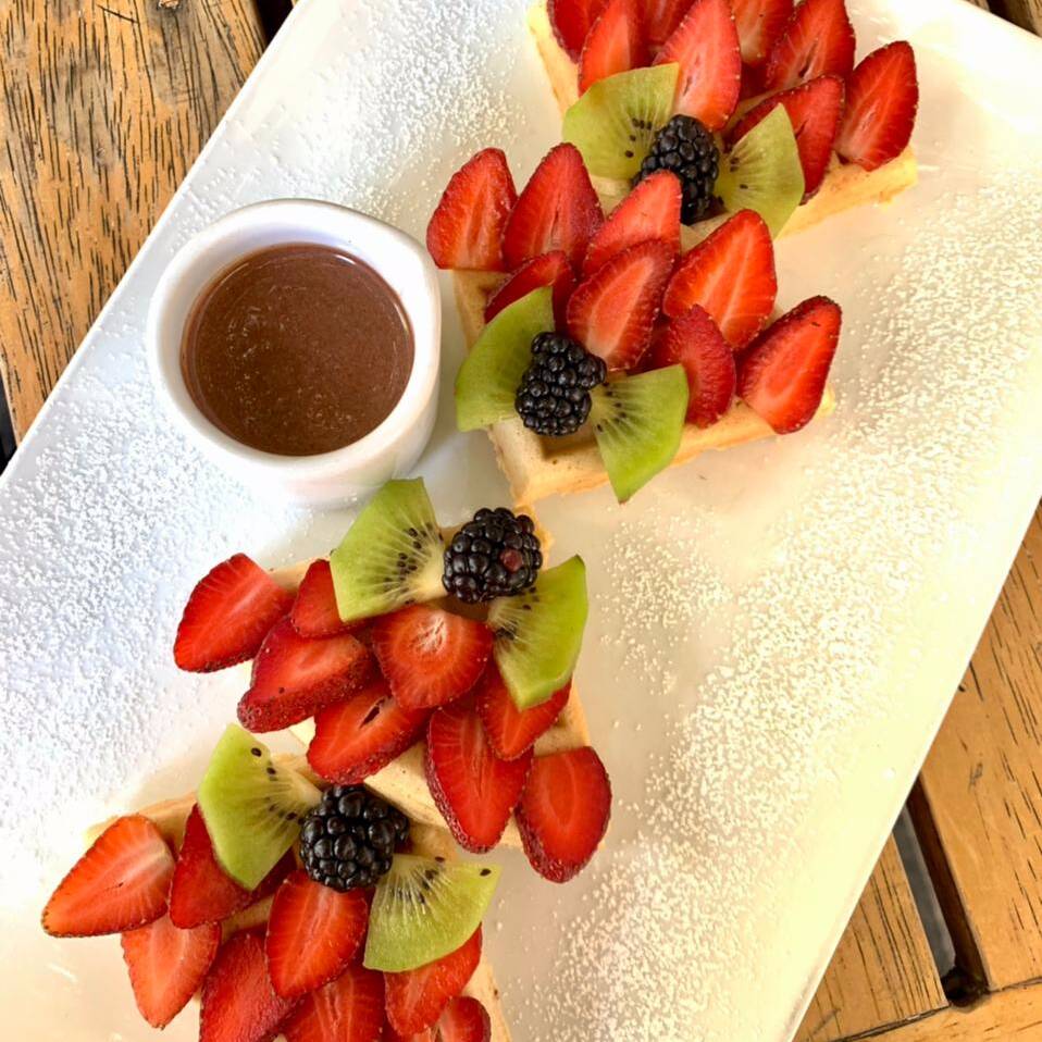 Waffle con Fresa, Kiwi y Salsa Chocolate Oaxaqueño