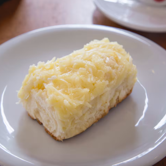 Massa doce e fofinha, finalizada com creme suave e cobertura de coco ralado com toque de açúcar.