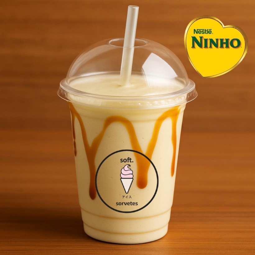 Delicie-se com o nosso Soft.Shake Nestlé Ninho®️. Feito com nosso cremoso sorvete de baunilha, batido com leite integral e Leite Ninho®️ em Pó Integral, criando um milk-shake suave e irresistível. imagem meramente ilustrativa.