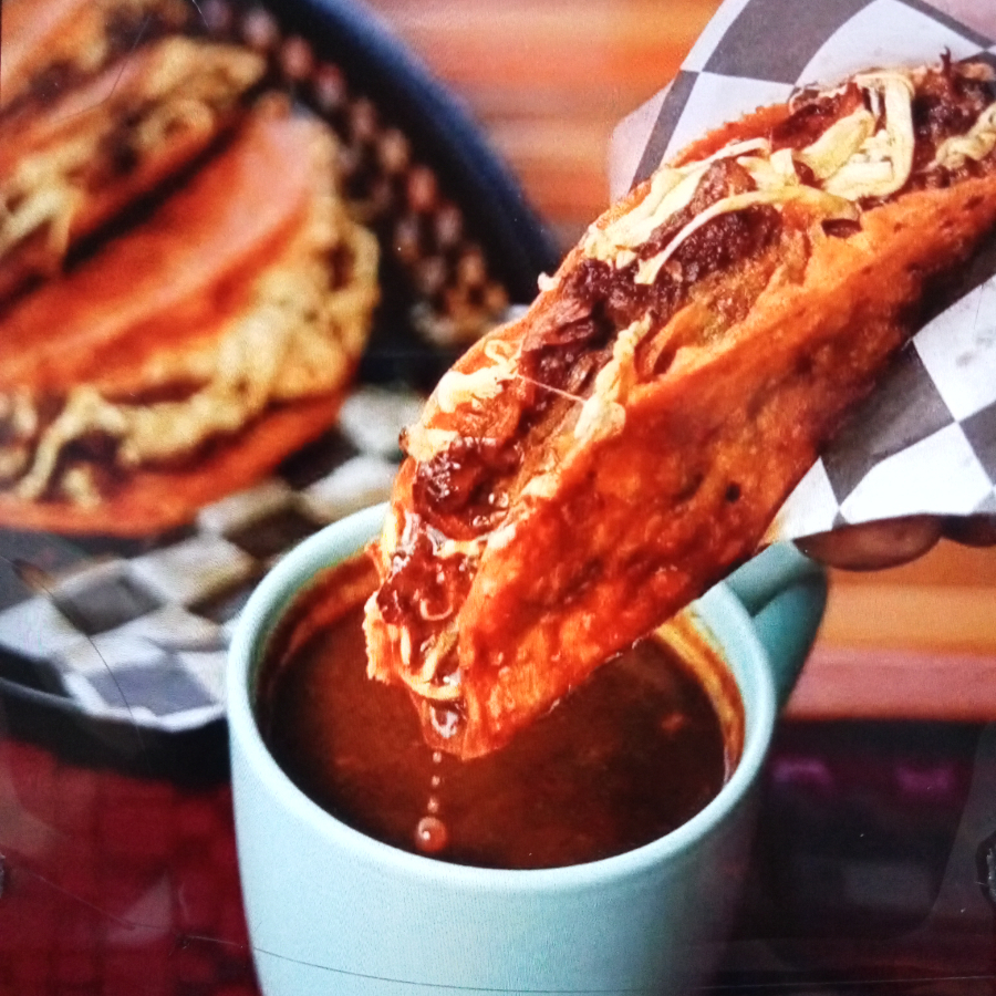 TACO DE BIRRIA DE RES CON CHICHARRON CRUJIENTE