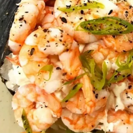Cone de Nori recheado com arroz, cream cheese e camarões naturais