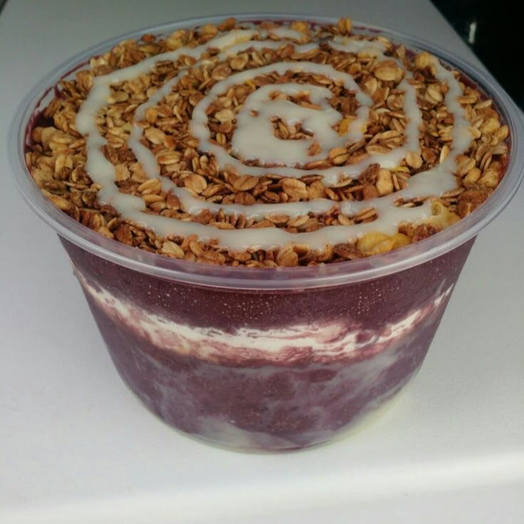 Aproximadamente 1000lt acompanha 4 complementos, 2 frutas, 2 caldas Observação: não acompanha Nutella caso tenha interesse vc pode adicionar ao finalizar seu pedido #sorvete#chocolate#cachorro quente#combos#clones#entrega rápida#brawne