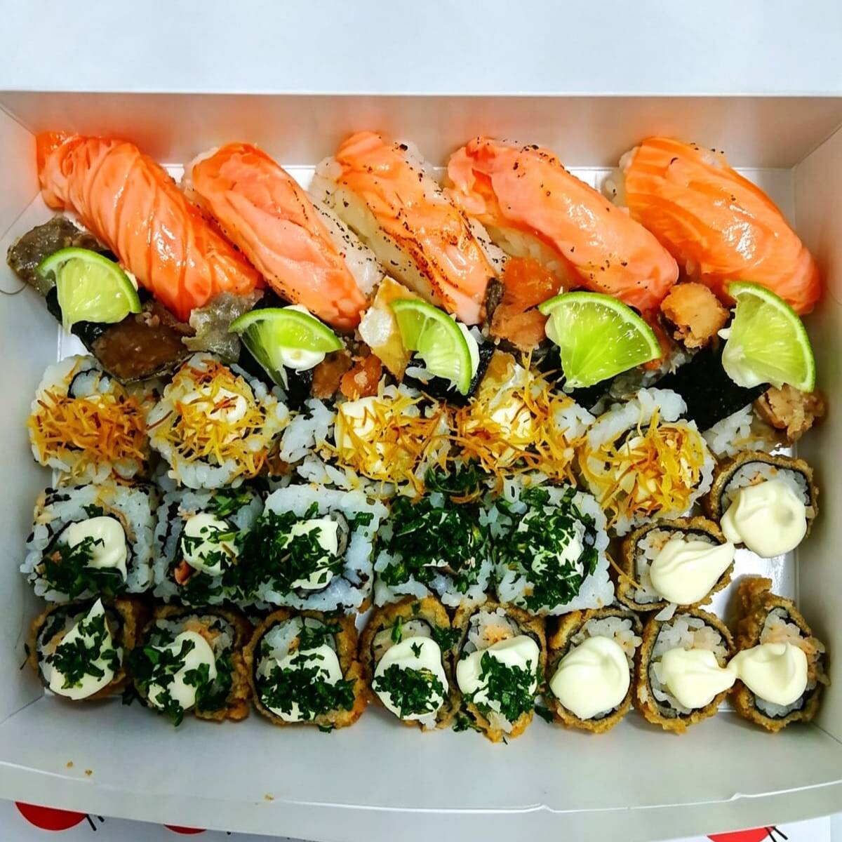 5 niguiris salmão maçaricado, 5 niguiris skin com limão, 5 uramaki grelhado com batata, 5 uramaki skin com couve, 5 hot roll com cream cheese, 5 hot roll com couve. Acompanha 2 hashis, 2 saches de molho shoyo e 2 saches de tarê.