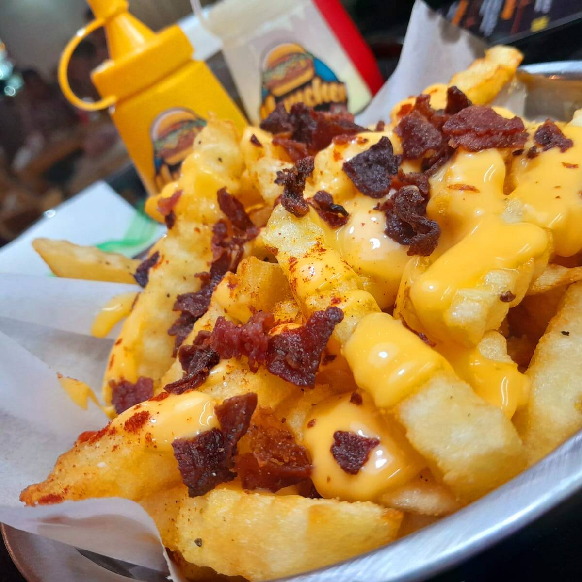 PAPAS FRITAS CON QUESO Y TOCINO