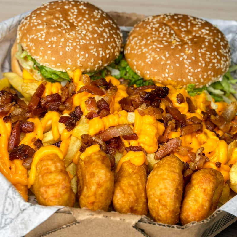 2 lanches levíssimos, batata frita, cheddar, bacon, 5 nuguets 100% frango. molhos