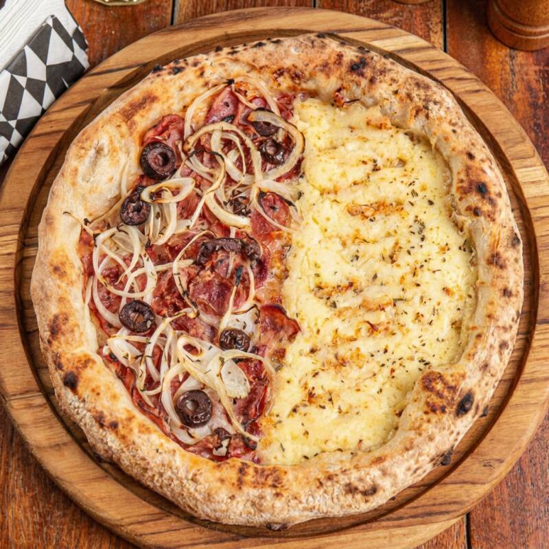 Pizza Grande Com 8 Fatias Bem Servidas, Massa Maturada Mais Crocante e Recheio Generoso. Escolha Seu Sabor Favorito e Peça Sem Medo