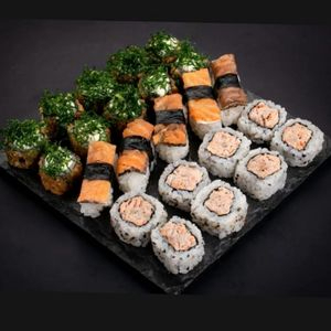 Serve até 2 pessoas | Com 25 Peças: 5 Uramaki de salmão grelhado • 5 Uramaki hot de salmão grelhado • 5 Hossomaki de salmão • 5 Uramaki ebitem • 5 Uramaki skin Acompanha hashis e nokuque. Não é permitido trocar as peças deste combinado. 🍣