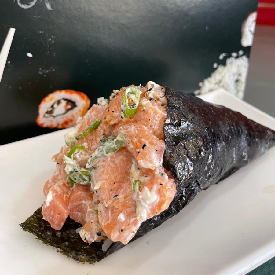 Formato de cone, enrolado à mão com alga nori, recheado com arroz temperado, com patê de salmão e outros ingredientes como cream cheese, cebolinha.
