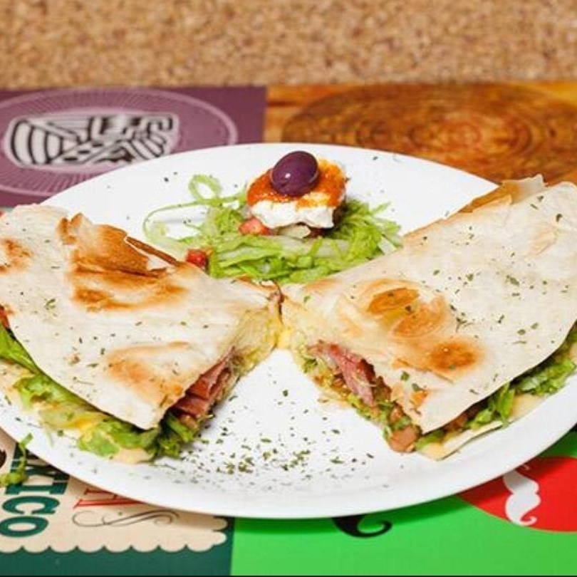 Frango, queijo derretido, queijo chedar, alface e tomate fresco