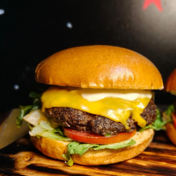 Pão brioche, suculento hambúrguer artesanal Blend 120 gramas temperado com especiarias, queijo derretido, cebola caramelizada,tomate, alface americano.