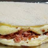 Tapioca de calabresa acebolada com queijo