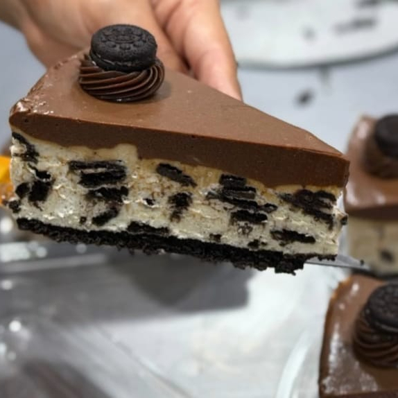 Deliciosa fatia de torta Oreo, com camada de biscoito , creme de cream cheese com pedaços de Oreo picado, finalizado com mousse de chocolate meio amargo. Serve 1 pessoa aprox. 300 g cada fatia. Decoração pode sofrer alterações.