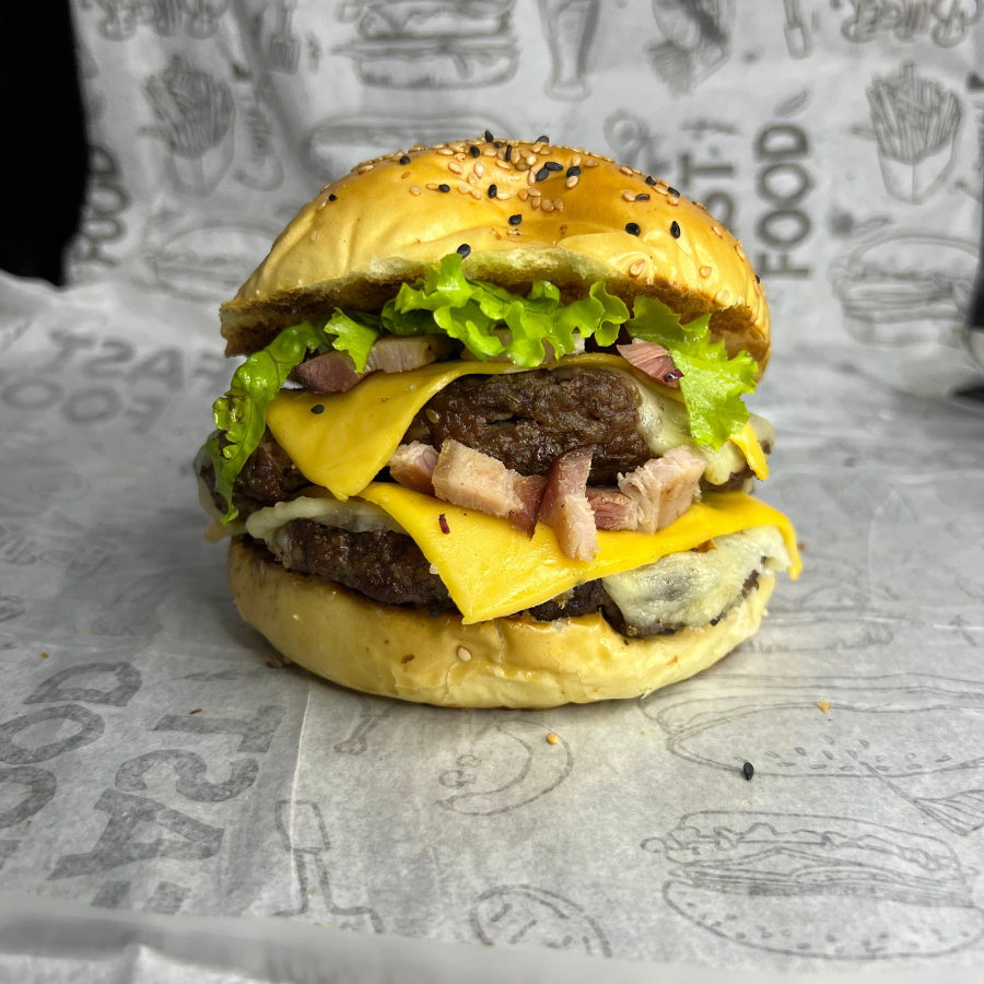 Pão especial, 2x blend 130g, queijo cremoso , e queijo mussarela, cebola caramelizada, bacon em cubos e molho house, alface.