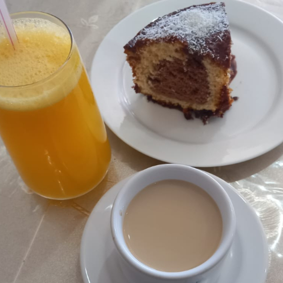 Uma deliciosa Fatia de Bolo de Coco com 1 Suco Natural (500ml), já peça e garanta seu Café