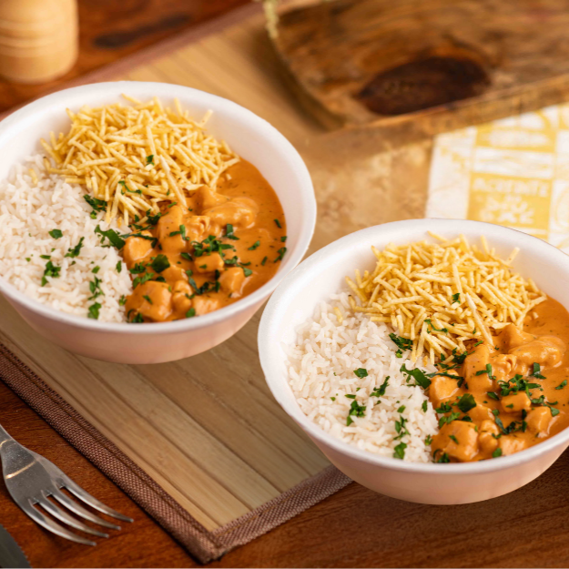 Leve 2 no precinho!
Pedaços suculentos de carne com molho estrogonofe (molho de tomate, molho bechamel, ketchup e mostarda), acompanhado de arroz branco soltinho e batata palha dourada e crocante. Aprox 400g cada.