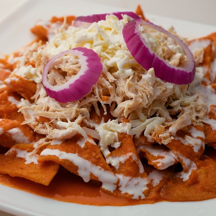 Chilaquiles rojos con pollo