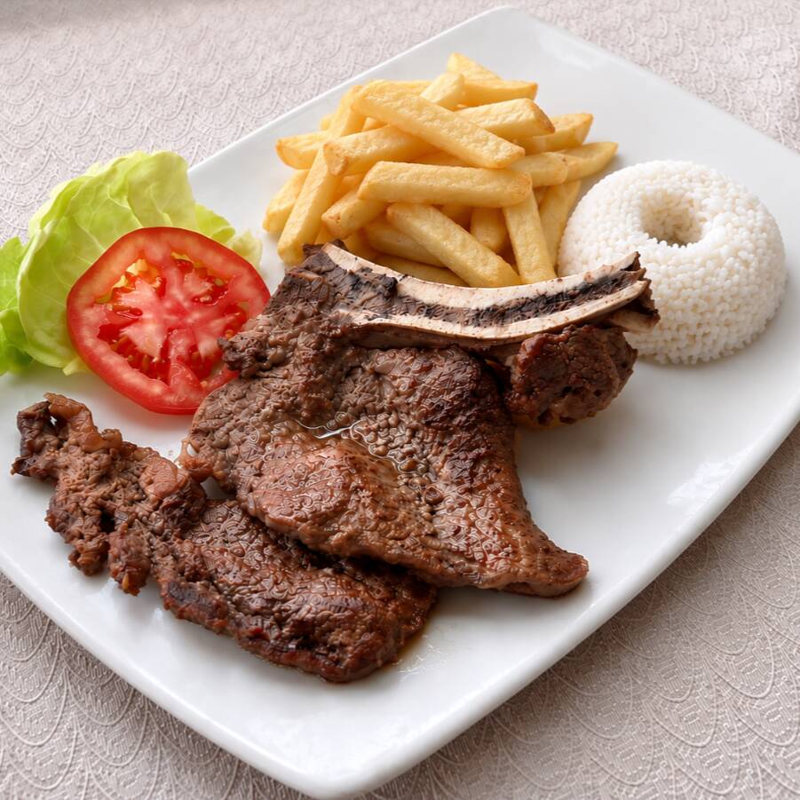 Churrasco Frito con Arroz y Papas Fritas