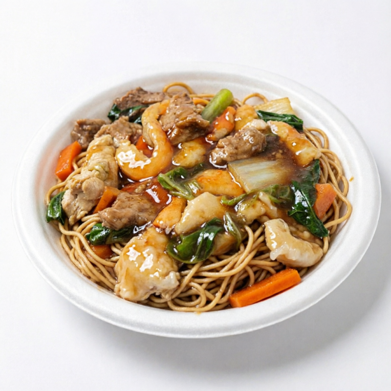Macarrão chinês, frango e legumes preparado com tempero chinês