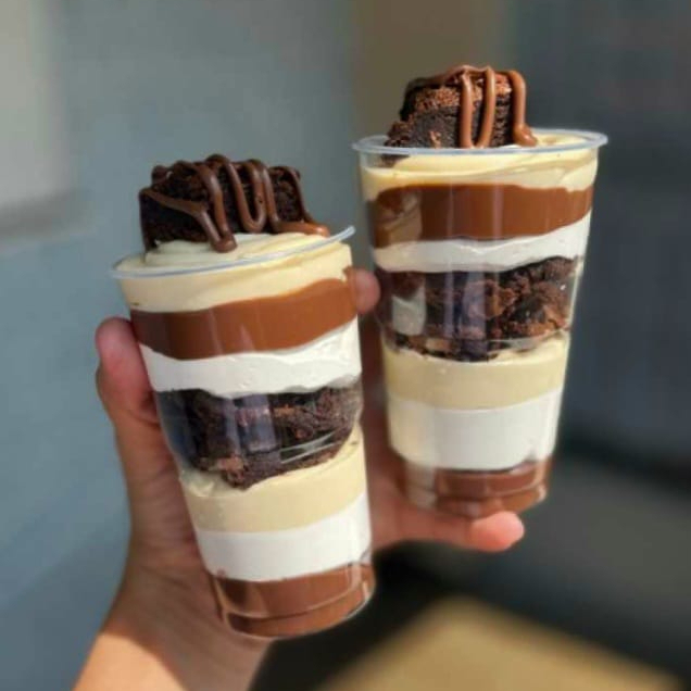 Copo da felicidade mais pedido por aqui! O clássico ninho com Nutella... Brigadeiro cremoso, camada de brownie, ninho cremoso, mousse de ninho e Nutella original. (Copo 200ml)