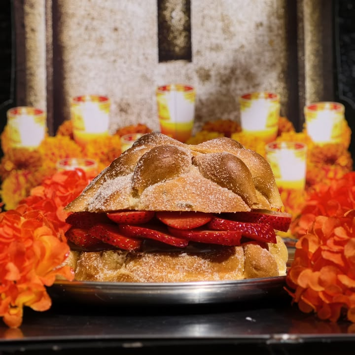 Pan de Muerto Relleno de Spread Avellana y Fresas