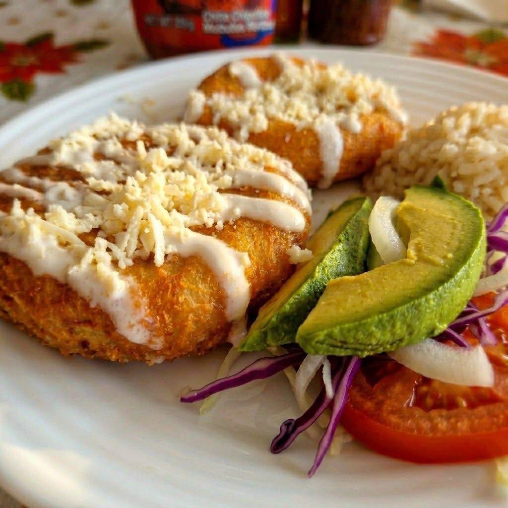 Tortas de Papa (Bañadas con Queso y Crema)