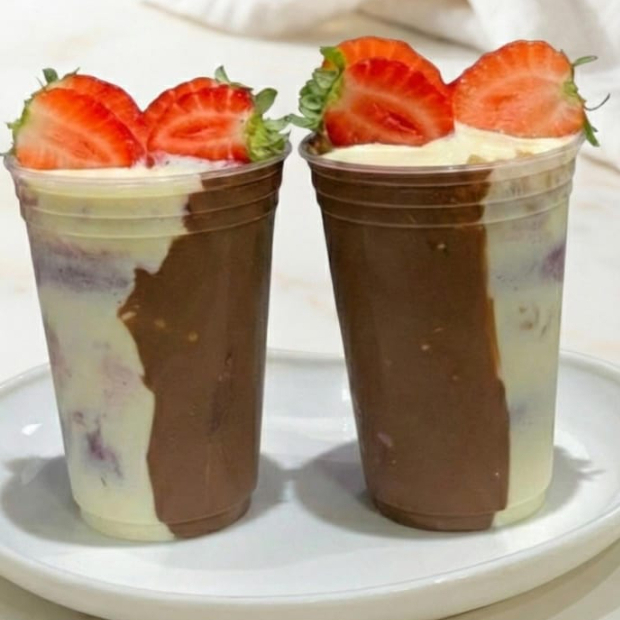 Açaí Duo Bueno O encontro dos dois cremes mais amados! Nosso açaí com Creme de Avelã e Creme Bueno, finalizado com a textura do leite em pó e o frescor do morango. Irresistível!