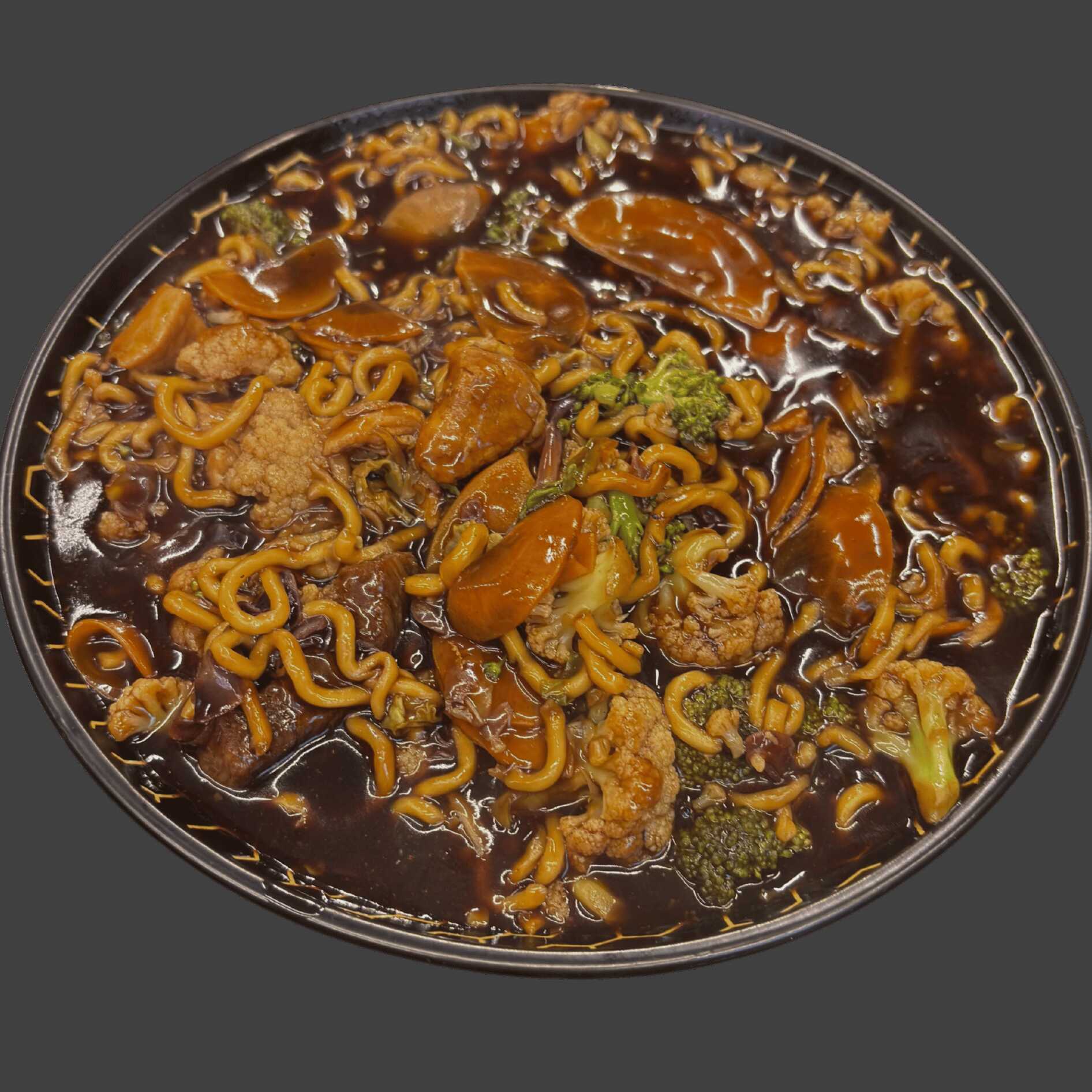 Macarrão oriental, mix de legumes, file de frango e mignon, preparados com molho especial To Go.