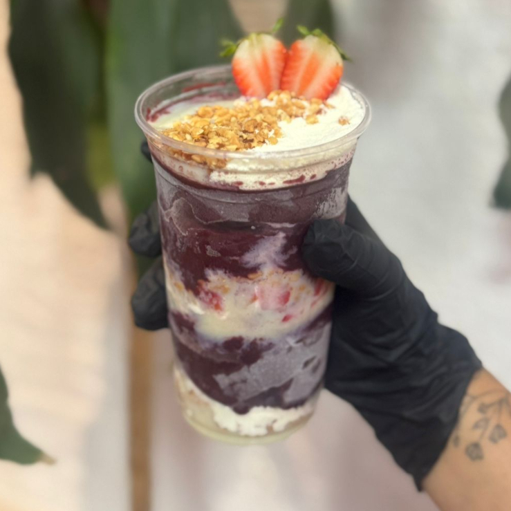 Açaí cremoso · Creme de Maracujá · leite em pó · e uma fruta fresca a sua escolha.