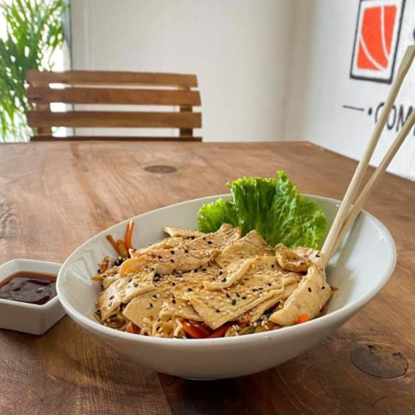 Yakisoba de pollo