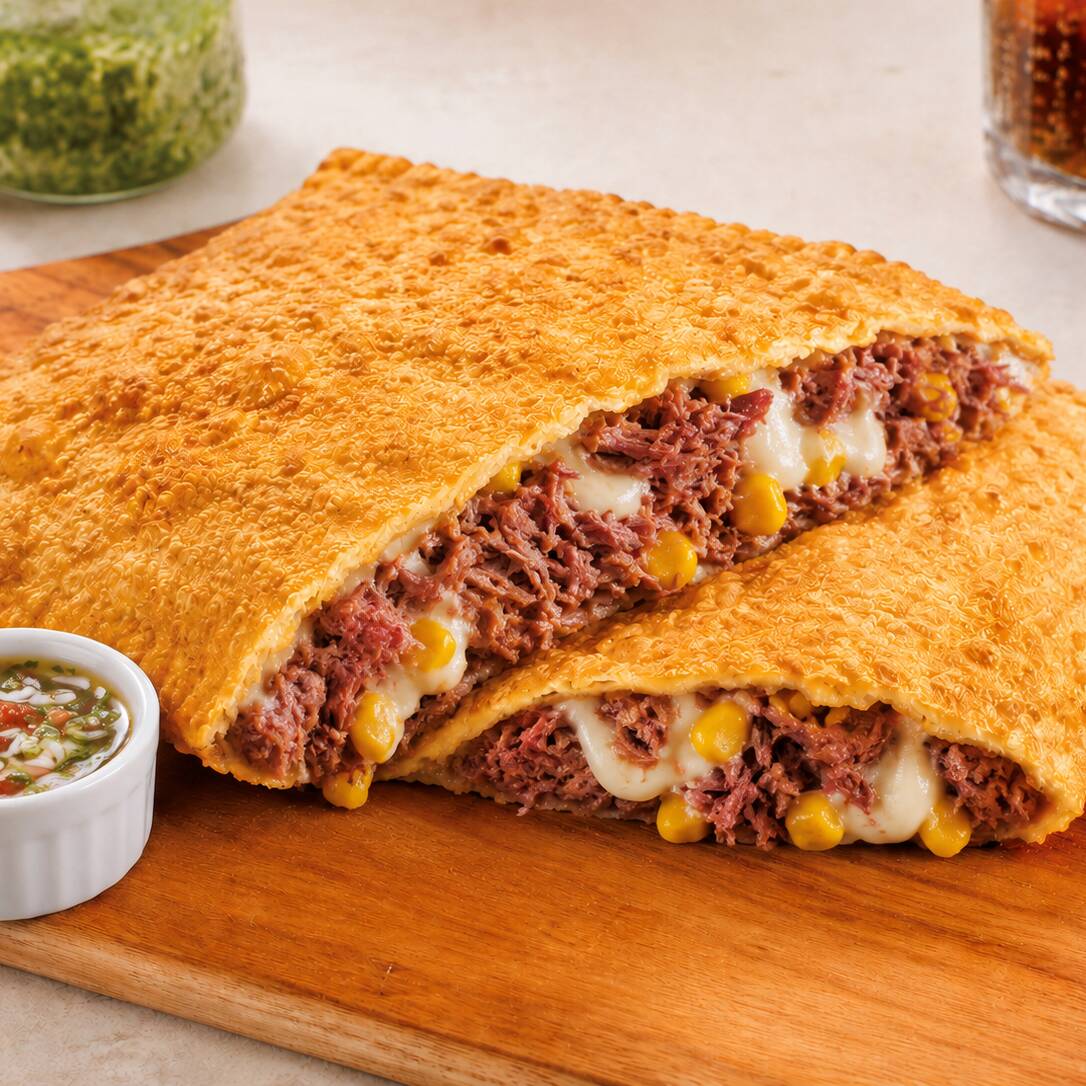 Pastel Especial de 30cm, crocante e muito recheado com carne seca desfiada, requeijão, mussarela, tomate, ovo e azeitonas. Uma opção bem servida, saborosa e cheia de personalidade, perfeita para substituir uma refeição. Entrega rápida em Osasco.