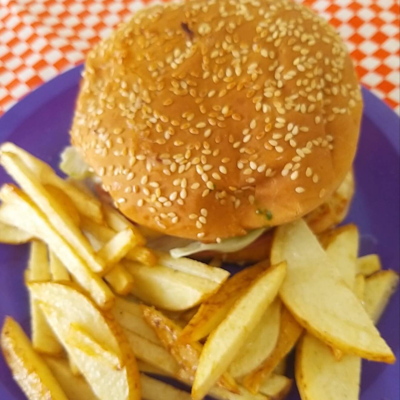 Hamburguesa de Pescado Capeado con Papas