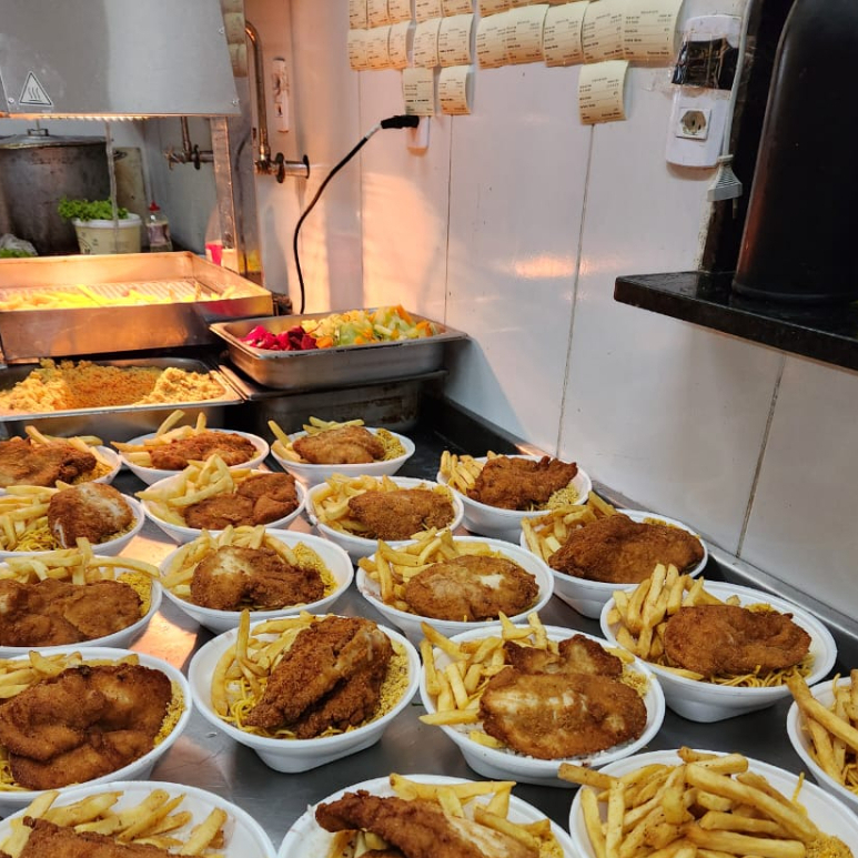 Cinco marmitas completas com o tempero caseiro da Sabor de Casa — solução perfeita para família grande, equipe do trabalho ou para garantir várias refeições de uma vez, economizando ainda mais em comparação ao pedido separado. No próximo passo, inclua bebidas com preço especial exclusivo deste combo e deixe tudo pronto de forma prática e econômica!