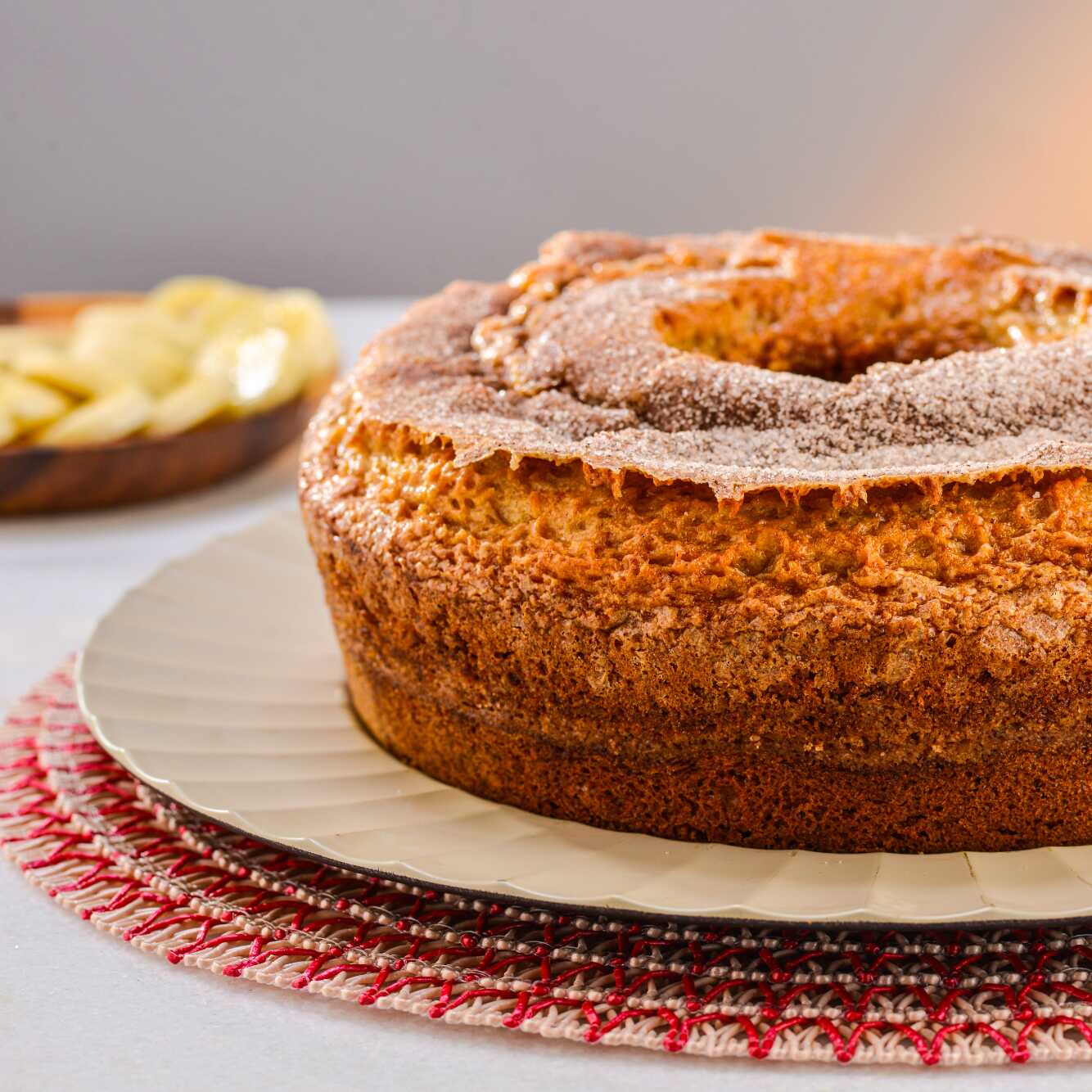 Delicioso Bolo de banana caseiro, com suco na massa. Opção de cobertura: polvilhado com açúcar e canela. Imagem meramente ilustrativa.
Bolo pequeno serve até 8 fatias.
Bolo grande serve até 16 fatias