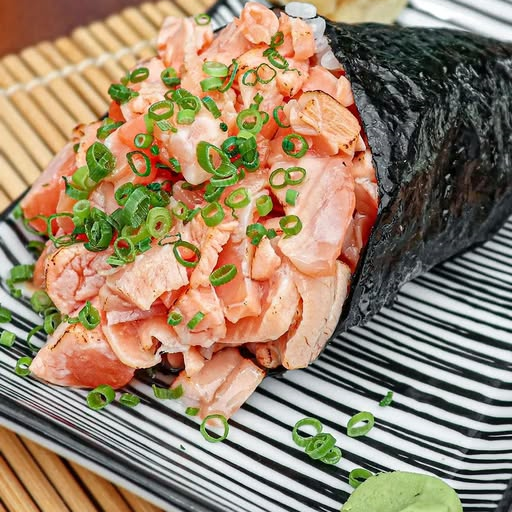 Alga enrolada em formato de cone, arroz, salmão massaricado, cream cheese