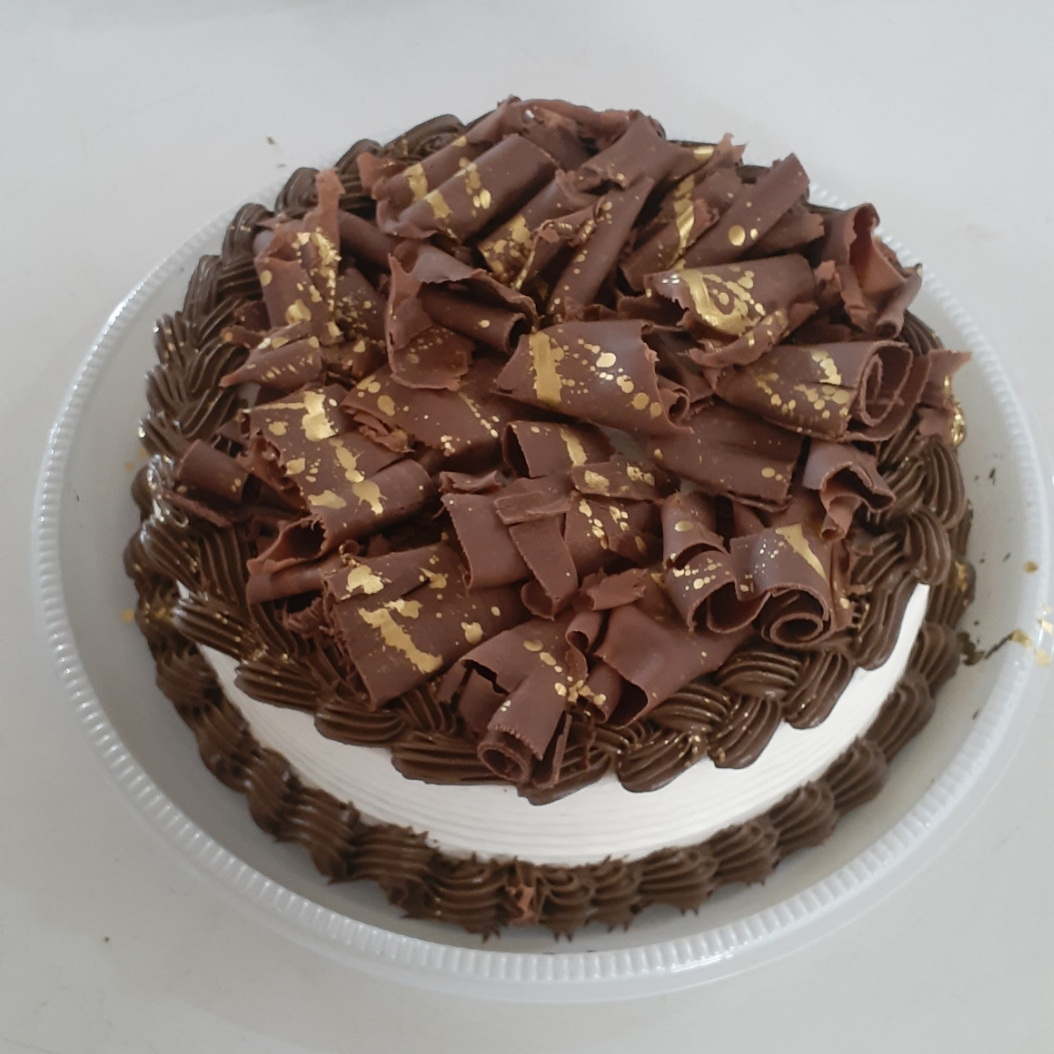 Bolo de Chocolate 2 camadas de Creme de brigadeiro cobertura de Chantininho